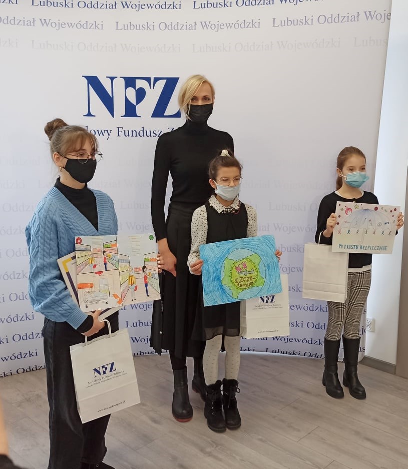 Dyrektor LOW NFZ Ewa Skrbeńska z dziećmi, które wygrały konkurs