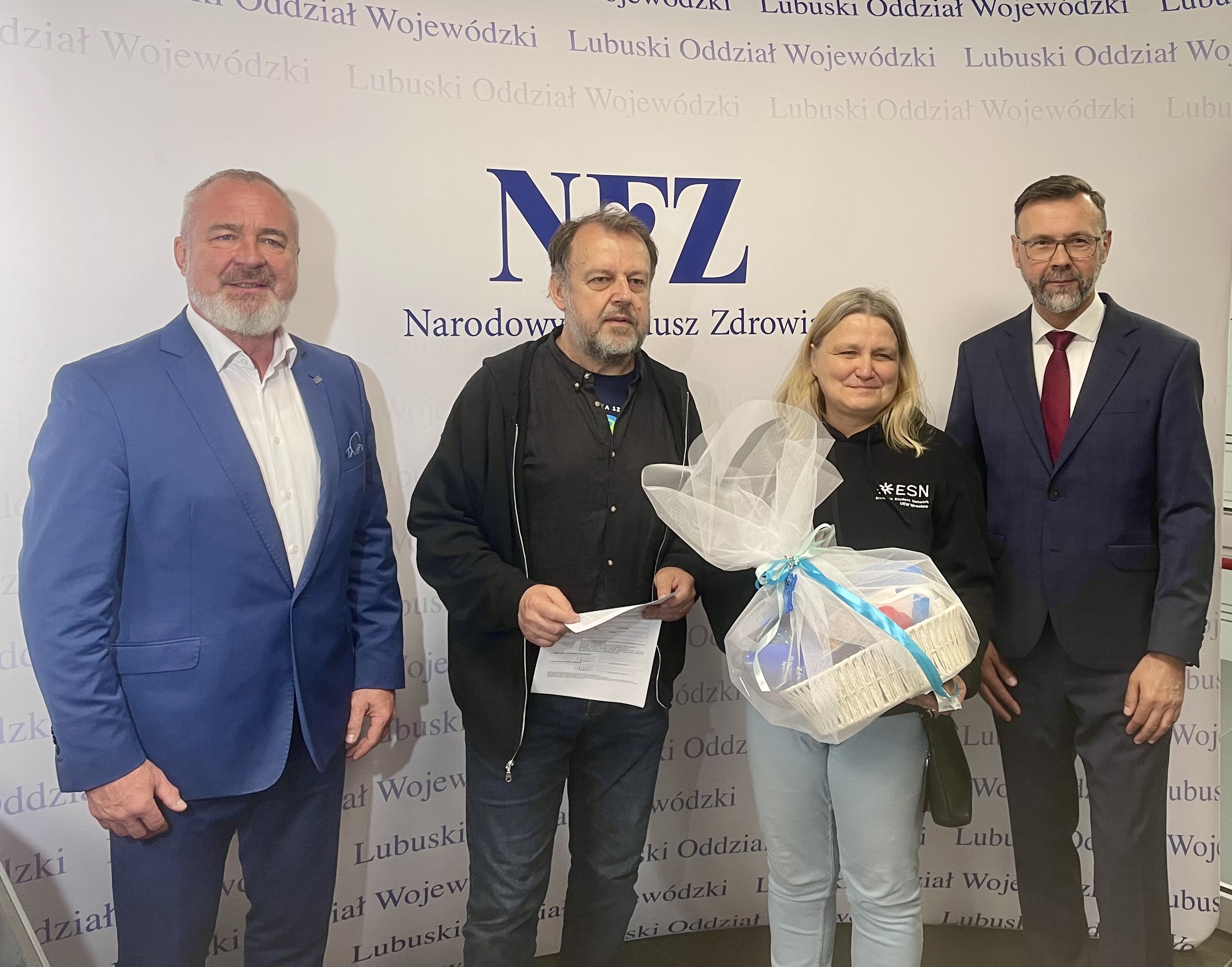 Ilustracja do informacji: Milionowy klient NFZ w Polsce odwiedził salę obsługi. Lubuski NFZ przypomina, że to miejsce nie tylko do załatwiania formalności.